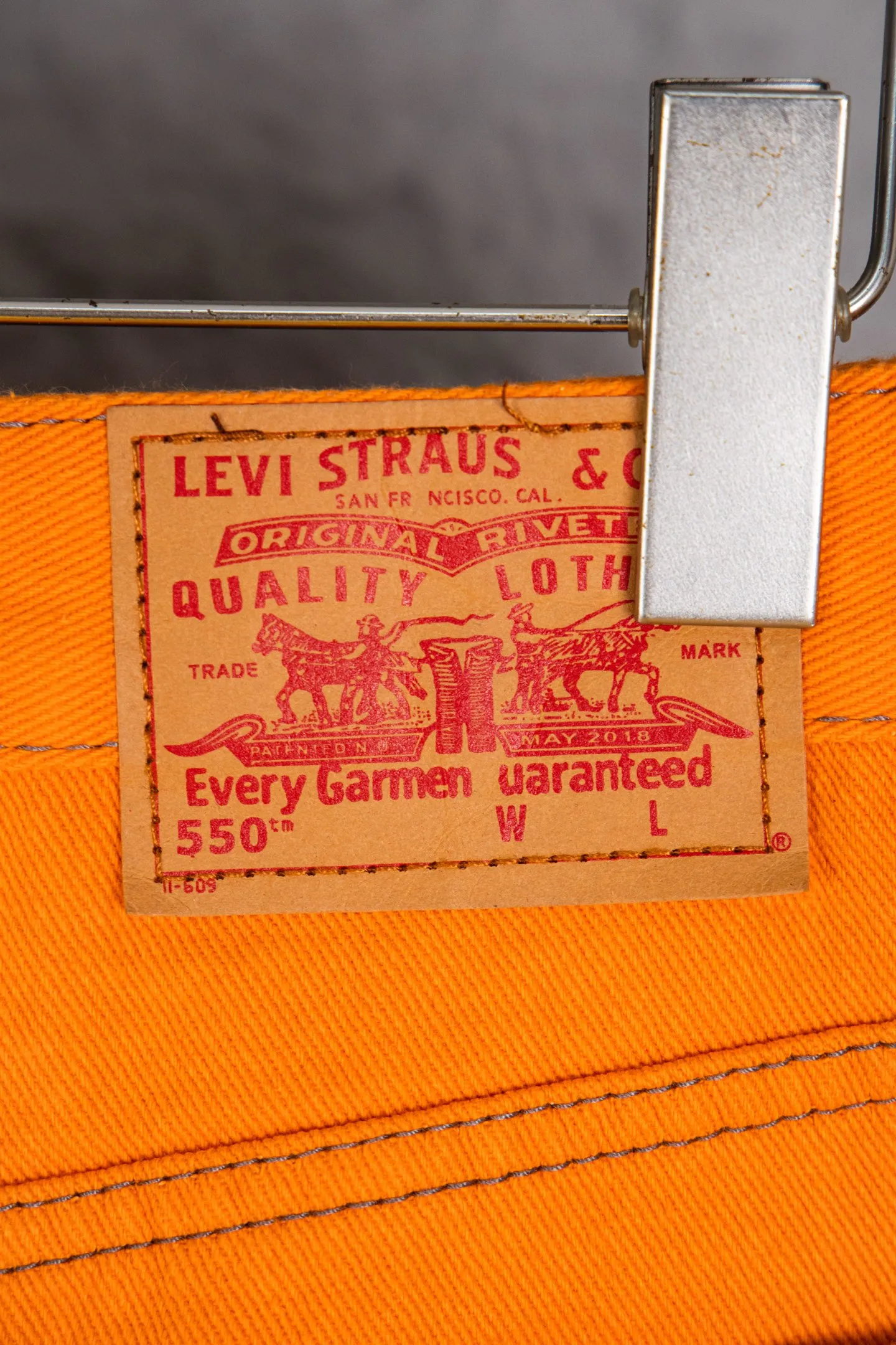 P260 top version Chrome Hearts Orange Cow King patch leather flared jeans 🌞It can be called the most summery style of Chrome Hearts. The vibrant orange is the unique and passionate color of summer. Wearing it, it seems to bring sunshine and dazzling dazzling.  These pants are modified based on Levi's genuine American-made 90 second-hand soleplates, and the quality is guaranteed. The sterling silver hardware accessories are full of texture and reflect fine light as the body moves, giving it a high-end feel. The lambskin leather craftsmanship is exquisite, the soft leather collides with the tough denim, and the design is full of sense.  The bell-bottom style is retro and fashionable. It not only modifies the shape of the legs, but also makes you walk with wind and full aura. Whether paired with a simple white T-shirt or a personalized short top, you can easily create an exclusive trendy look.  🔶The unique orange color stands out among the crowd of jeans and easily becomes the focus of your outfit.  Size covers M-XXL (corresponding to sizes 30-36),